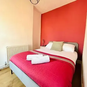 Elegant House In Stratford , London United Kingdom