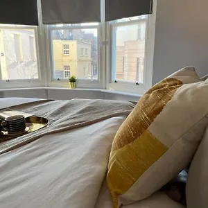 Three Bedroom Flat Next Lanes I And Shopping Center I Sleep 9 , Brighton United Kingdom